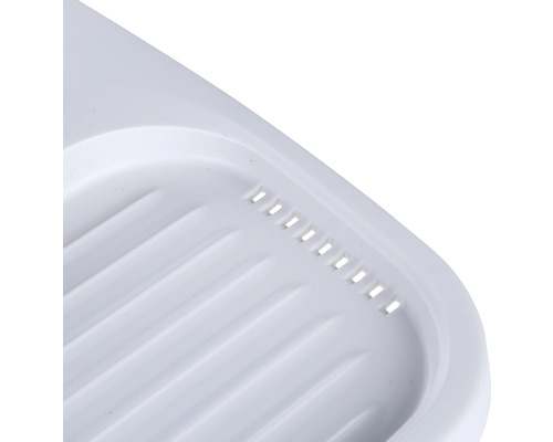 Detailaufnahme einer Abtropffläche mit Rillen und Löchern.