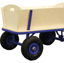 Bollerwagen mit Holzkasten und vier Rädern
