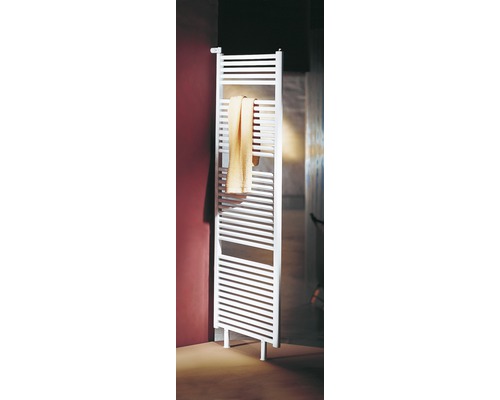 Radiateur sèche-serviettes blanc avec serviette dans la salle de bain.