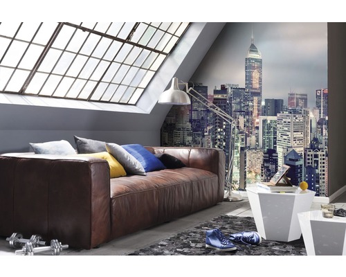 Salon avec canapé en cuir marron, coussins, lampadaire, tables basses, tapis et papier peint photo d''une ville