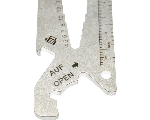 Detailaufnahme eines Multifunktionswerkzeugs mit Messskala und Öffner