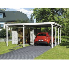 Ein Carport aus Holz mit angrenzendem Geräteschuppen und einem roten Auto darunter.