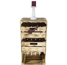 Étagère composée de trois caisses en bois avec casque, chandelier et bougie pilier