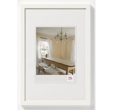 Weißer Bilderrahmen mit Passepartout und einem Bild eines Esszimmers mit Tisch und Kronleuchter