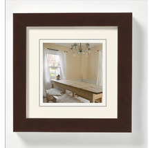 Gerahmtes Bild einer hellen Essecke mit Tisch und Fenster