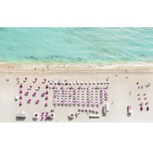 Vue aérienne d''une plage avec des parasols et des chaises longues au bord de la mer