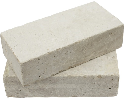 Zwei Pflasterklinker aus Travertin gestapelt