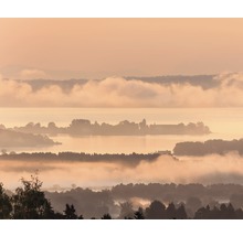Paysage avec lac, îles et brouillard