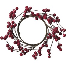 Couronne décorative avec des baies rouges pour les occasions festives