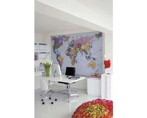 Bureau lumineux avec bureau, chaise de bureau, étagère et carte du monde au mur