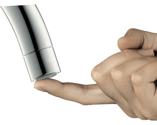 Nahaufnahme eines Wasserhahnendes, das von einem Finger berührt wird