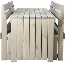 Gartentisch mit integrierten Bänken aus Holz.