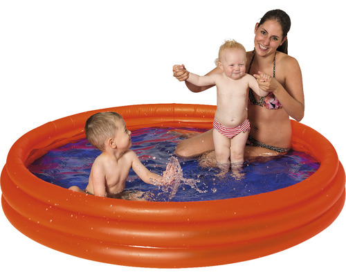 Orangefarbenes Planschbecken mit Mutter und zwei Kindern