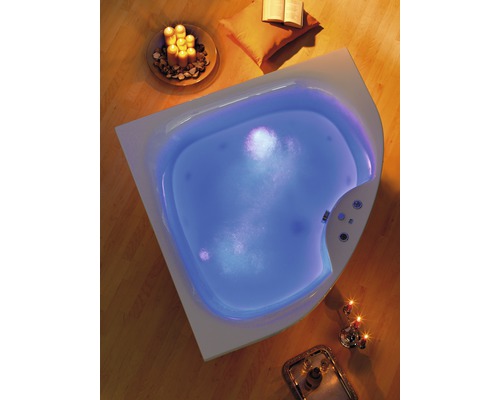 Eckbadewanne mit Whirlpoolfunktion und Beleuchtung im Badezimmer