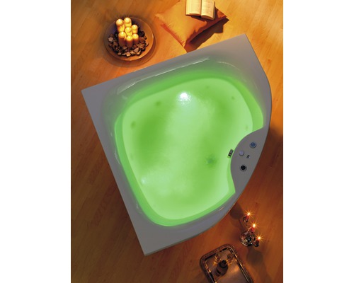 Eckbadewanne mit grüner Beleuchtung im Badezimmer