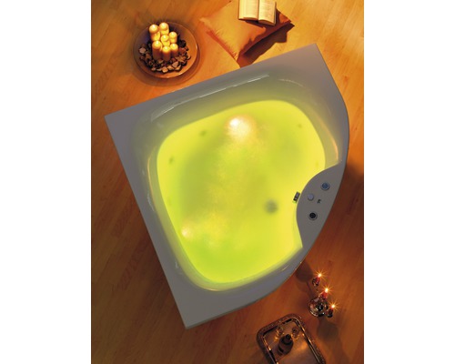Eckbadewanne gefüllt mit Wasser und Beleuchtung im Badezimmer.