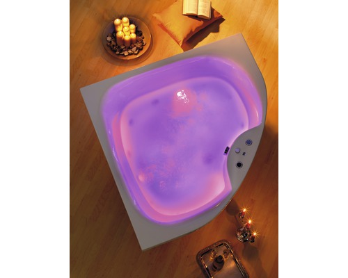 Eckbadewanne mit Beleuchtung im Badezimmer