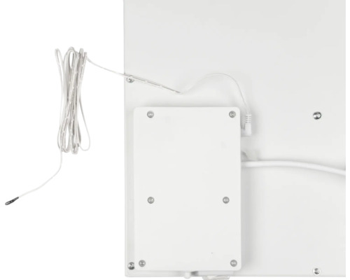 Rückansicht eines weißen Heizkörpers mit Thermostat und Kabel