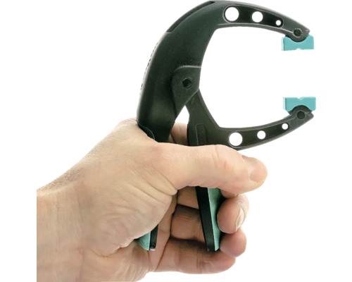 Une main tient une serre-joint à une main.