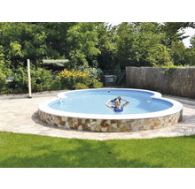 Gartenpool mit Steinumrandung und Person im Wasser