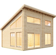 Maison en bois avec fenêtres et porte coulissante