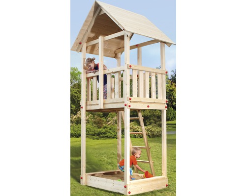 Holzspielhaus mit Sandkasten und Leiter im Garten