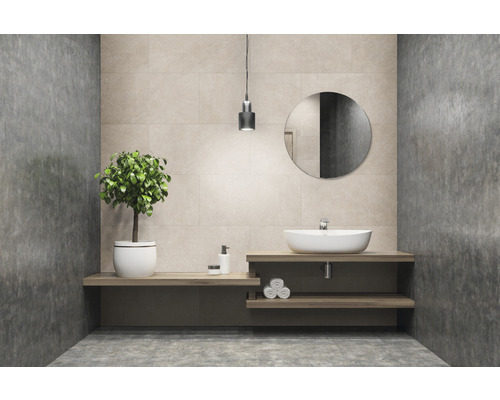 Helles Badezimmer mit Waschbecken, Spiegel und Pflanze