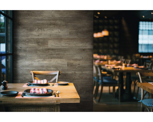 Kunststoffpaneel G x Wall+ Cargo Wood 1200 x 170 x 5 mm Restaurant mit Holzwandverkleidung und gedecktem Tisch