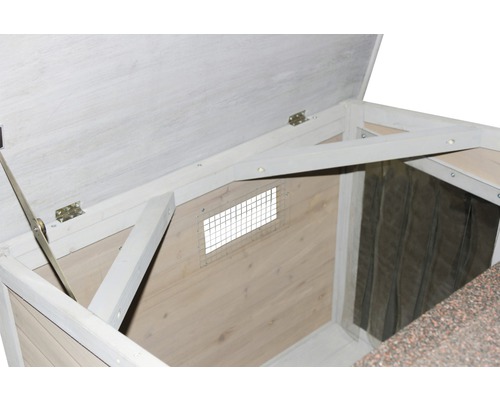 Innenansicht eines Hühnerstalls mit geöffnetem Deckel und Belüftungsgitter