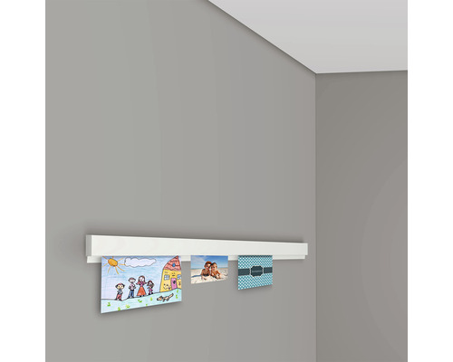 Wandleiste zur Präsentation von Fotos und Zeichnungen an einer grauen Wand