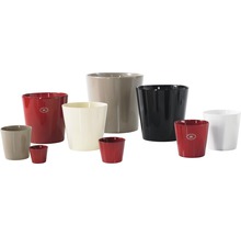 Pots de fleurs en plastique de différentes couleurs et de différentes tailles