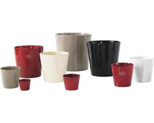 Pots de fleurs en plastique de différentes couleurs et de différentes tailles