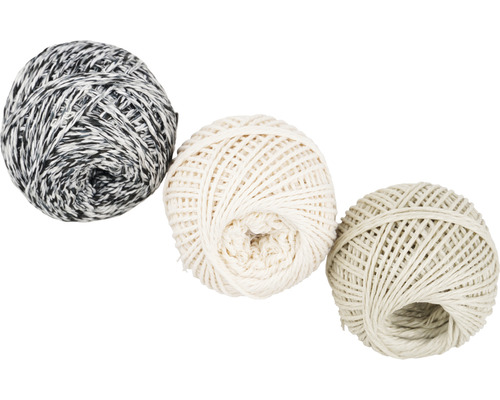 Trois pelotes de ficelle d''emballage