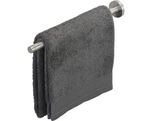 Serviette grise sur un porte-serviettes