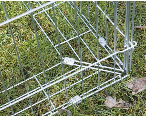 Vue détaillée d''un clapier métallique sur une pelouse