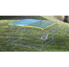 Enclos extérieur avec filet pare-soleil pour petits animaux dans le jardin