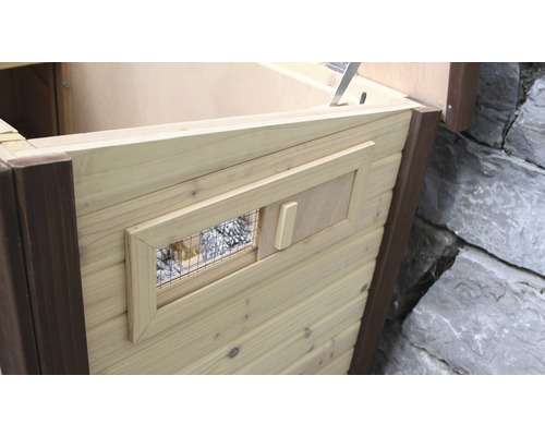 Étable en bois avec fenêtre et porte coulissante