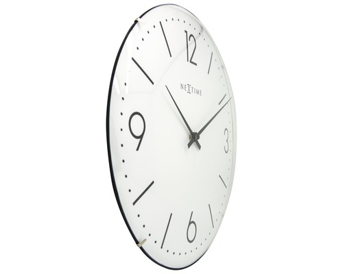 Wanduhr mit Ziffernblatt und Zeigern