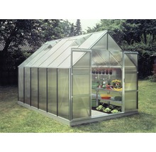 Serre en plastique avec porte ouverte dans le jardin