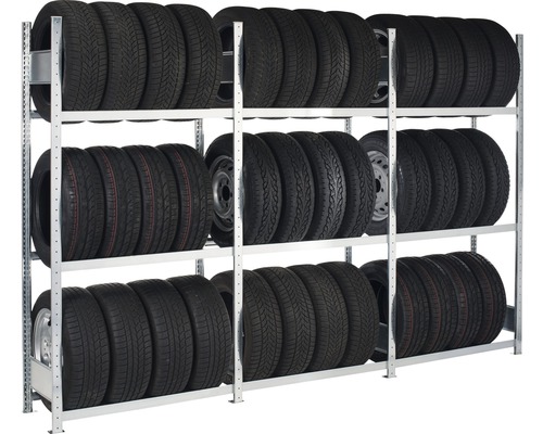 Reifenregal mit mehreren Reifen und Felgen
