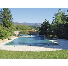 Piscine avec couverture de piscine dans le jardin