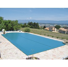 Piscine couverte avec couverture de piscine à l''extérieur