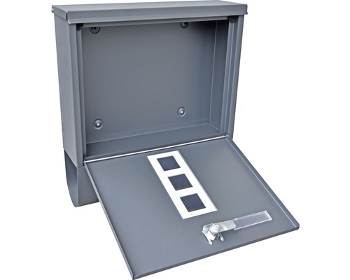 Geöffneter grauer Briefkasten mit Schloss