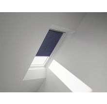 Dachfenster mit Verdunkelungsrollo in einem hellen Raum