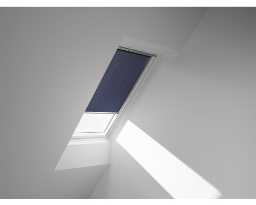 VELUX Sichtschutzrollo dunkelblau uni manuell Rahmen aluminium RFL Y23 9050S Dachfenster mit Verdunkelungsrollo in einem hellen Raum
