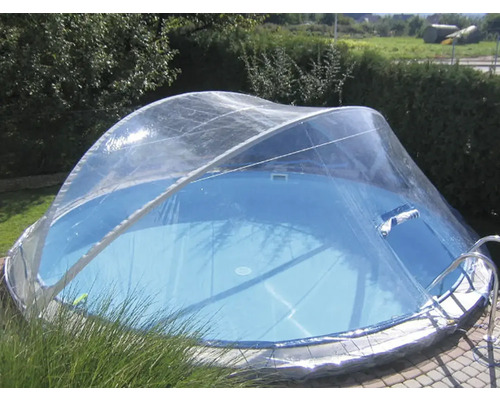 Piscine avec couverture transparente dans le jardin