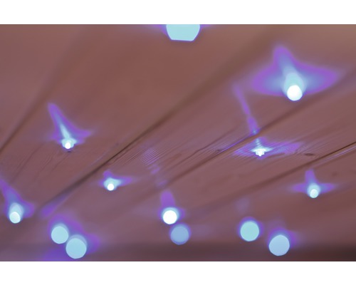 Holzdecke mit dekorativer Beleuchtung