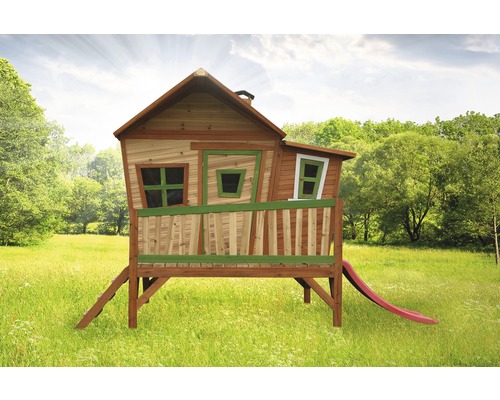 Spielhaus aus Holz mit Rutsche im Garten