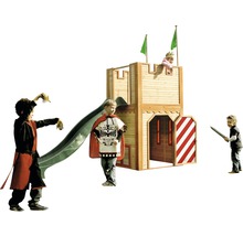 Holzspielhaus Burg mit Rutsche und Kindern in Kostümen