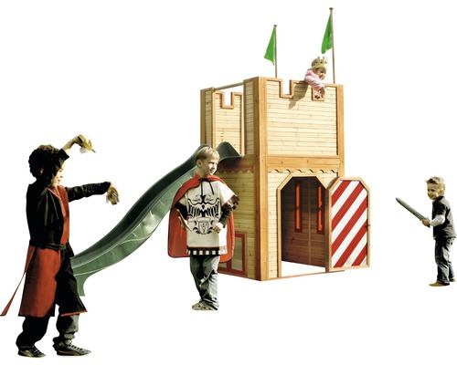 Holzspielhaus Burg mit Rutsche und Kindern in Kostümen